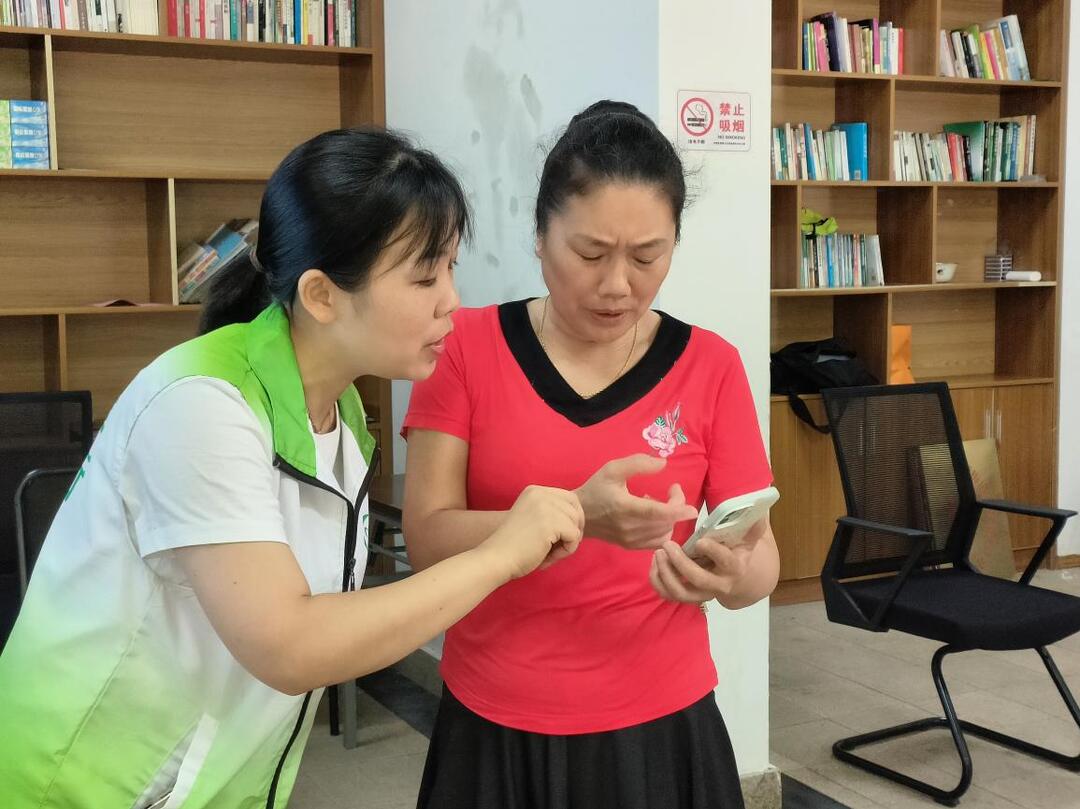 月湖街道社工站破题“银发数字鸿沟” 助力老人畅享智能生活