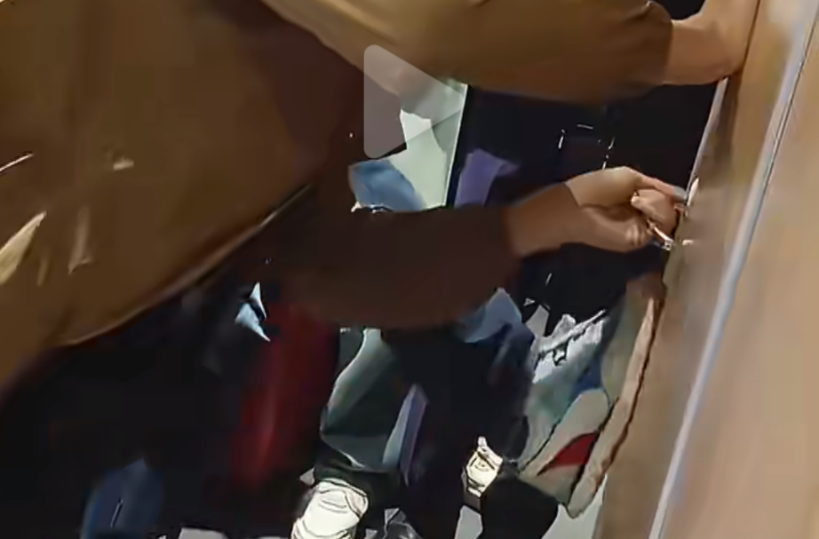 铁路部门通报“乘客被困高铁厕所多人施救”情况