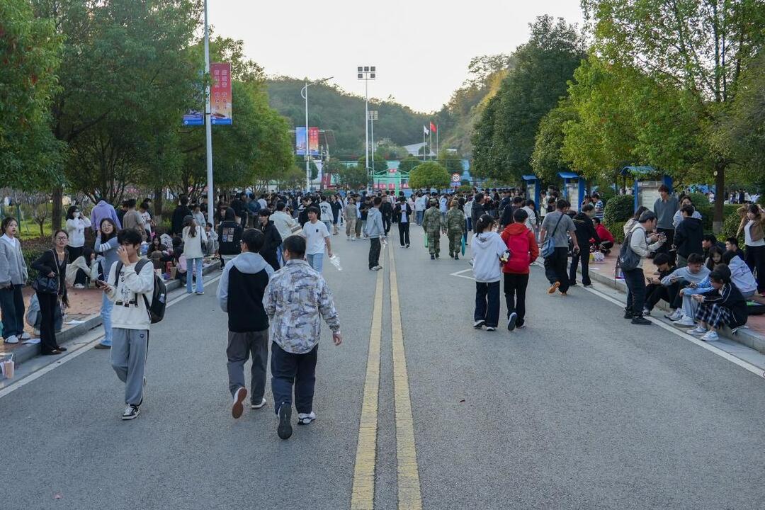 张家界航院：“校园集市”响起青春吆喝！第一届“创业体验周”圆满落幕