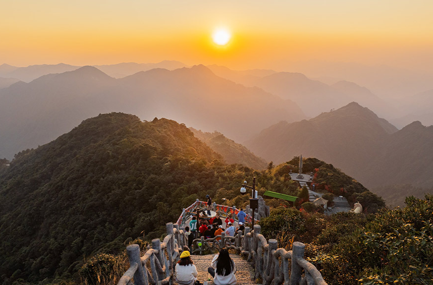 莽山晚霞镀金辉