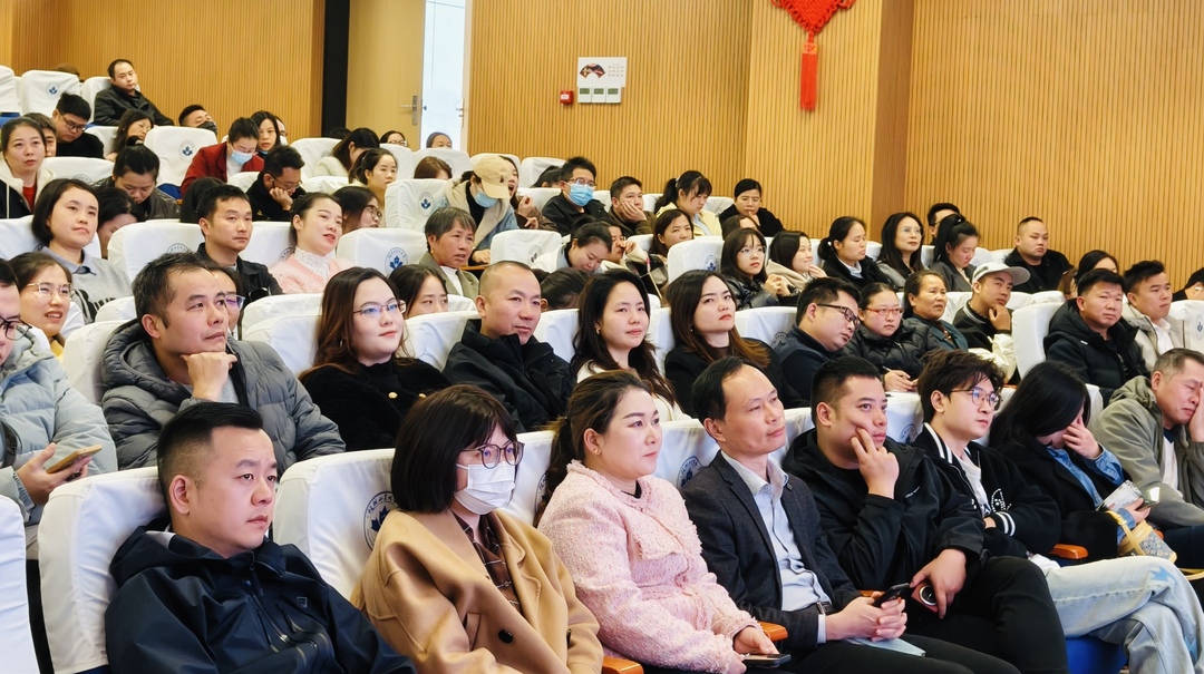 长沙市雨花区枫树山星城小学：圆桌议事破壁垒  家校共育润心灵