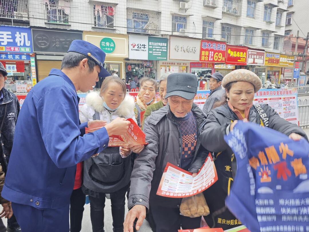 赶集遇上“火焰蓝”！消防安全知识走进热闹集市