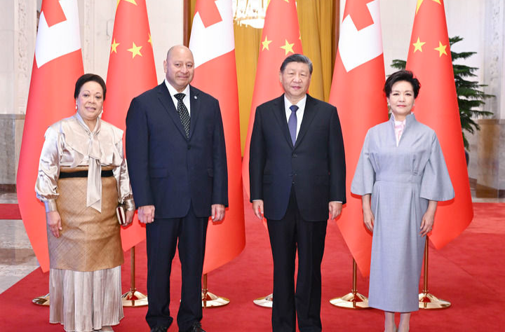 习近平会见汤加国王图普六世