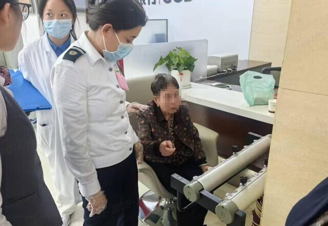 救助发病老人 广发银行展现金融服务温度