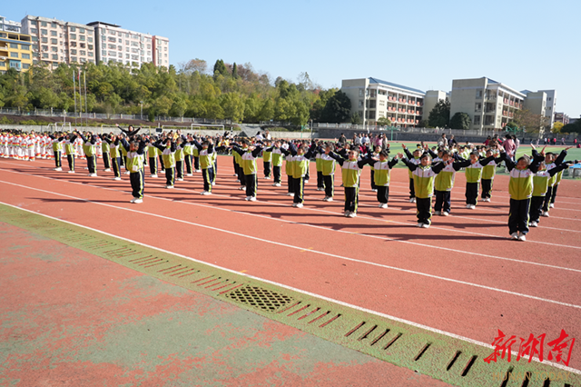 隆回县九龙学校开展一年级广播体操比赛