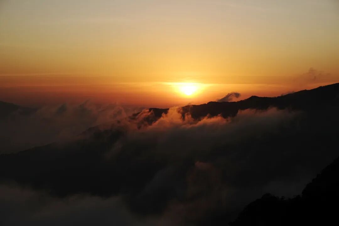 绝！莽山上的悬崖日出——随手一拍，尽是大片