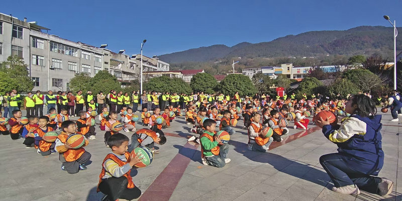 石门太平镇中心幼儿园：“篮球还可以这样玩儿呀！”