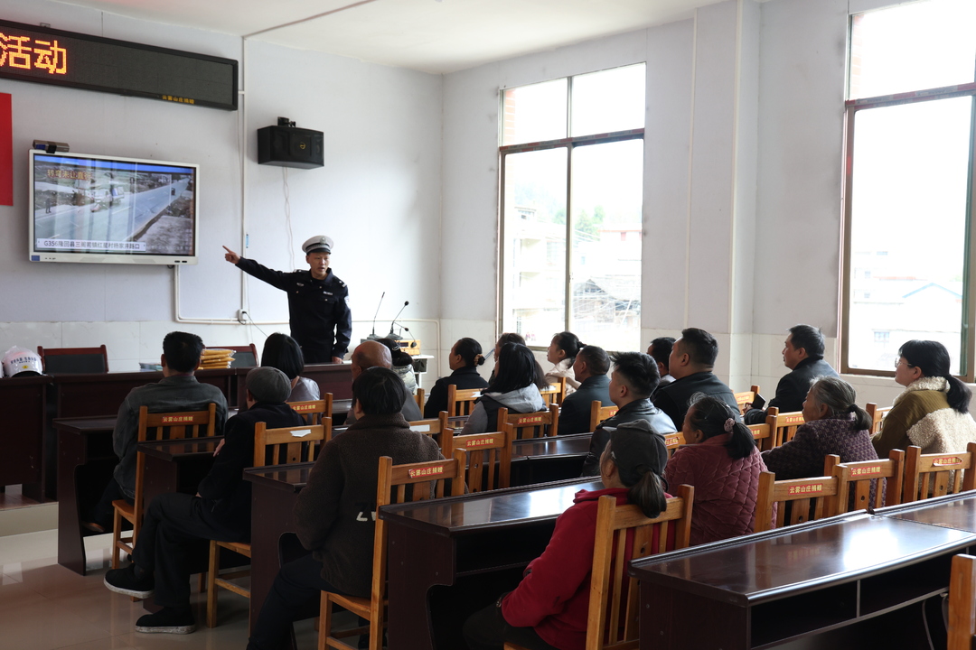 “美丽乡村行”交通安全巡回宣讲走进隆回金石桥云雾山村