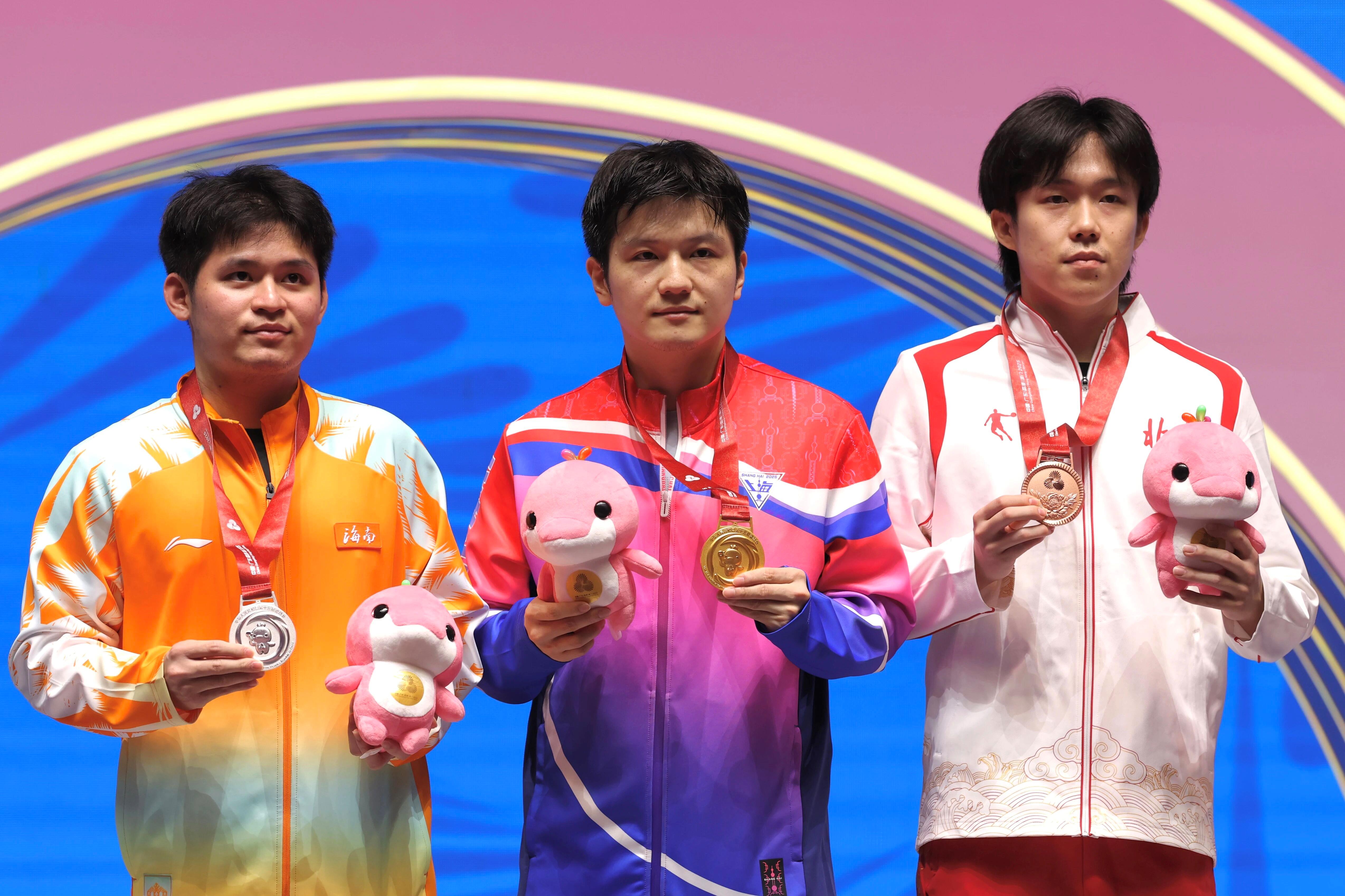 乒乓球比赛运动员为什么要摸球台？