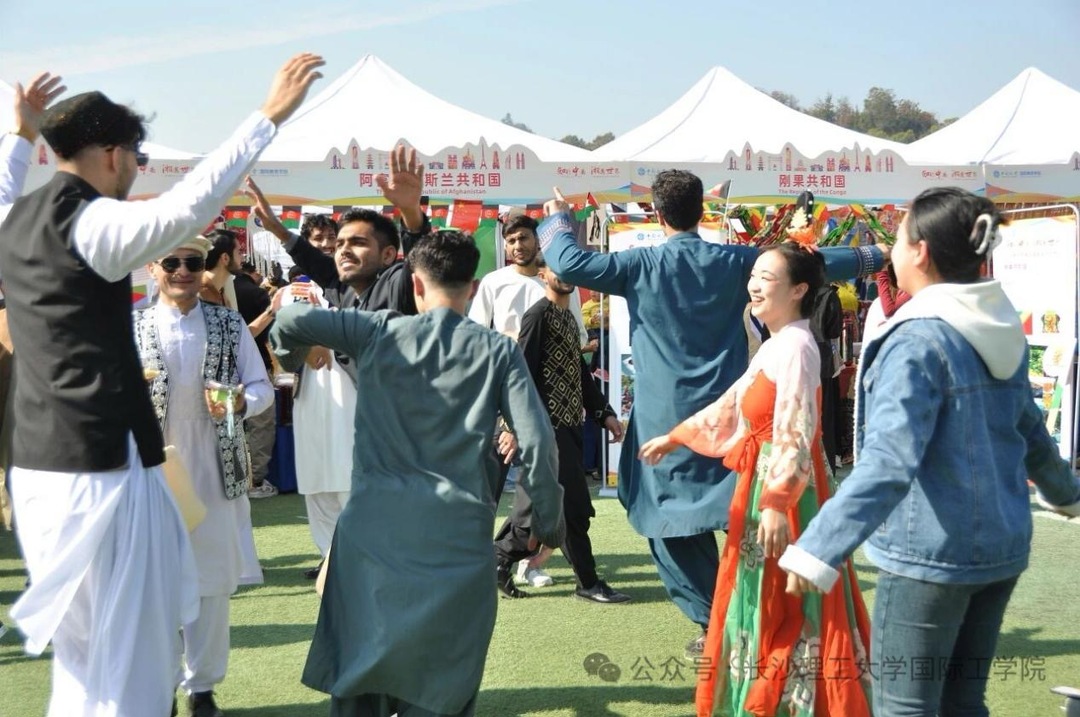 共舞多彩文明！长理留学生闪耀国际文化节