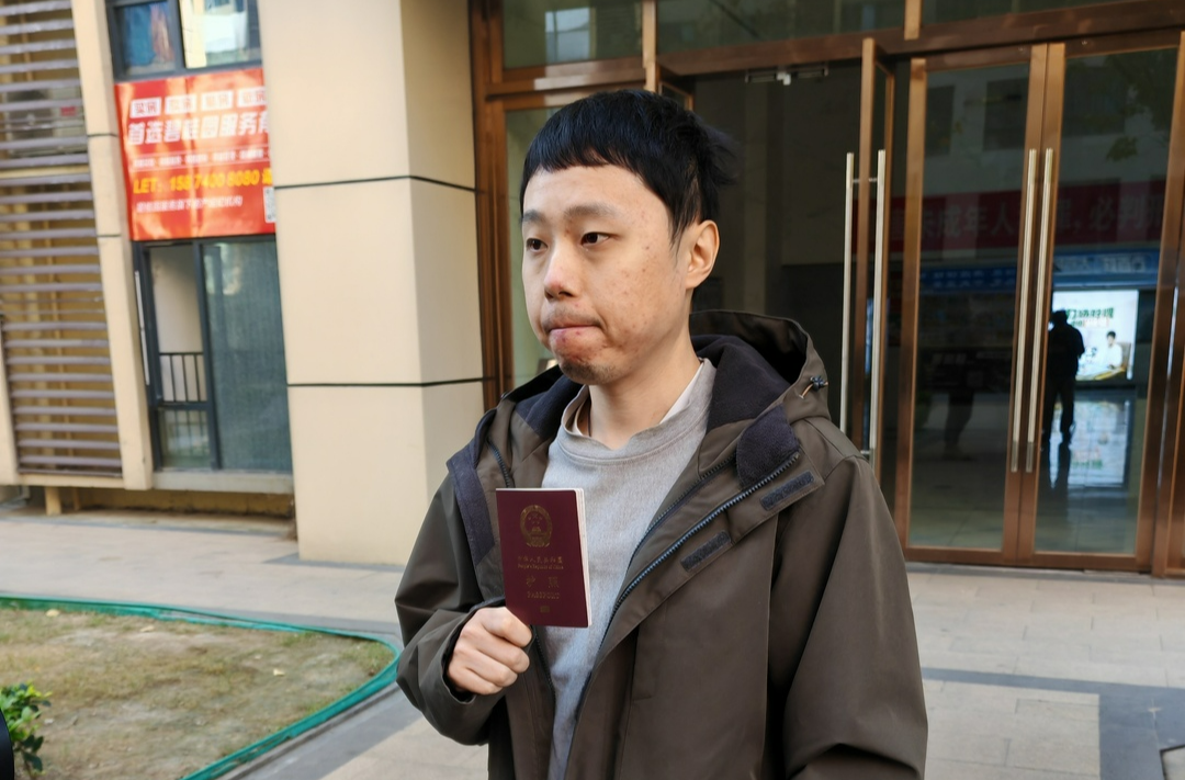 湖南首张“全程网办”护照发放@湖南日报