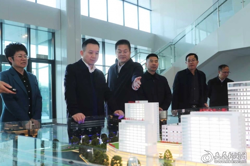 何朝晖深入民生领域重点项目现场宣讲党的二十届四中全会精神并调研