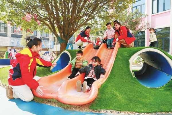 图片新闻：新田幼师带着小朋友参加户外活动@湖南日报市州版