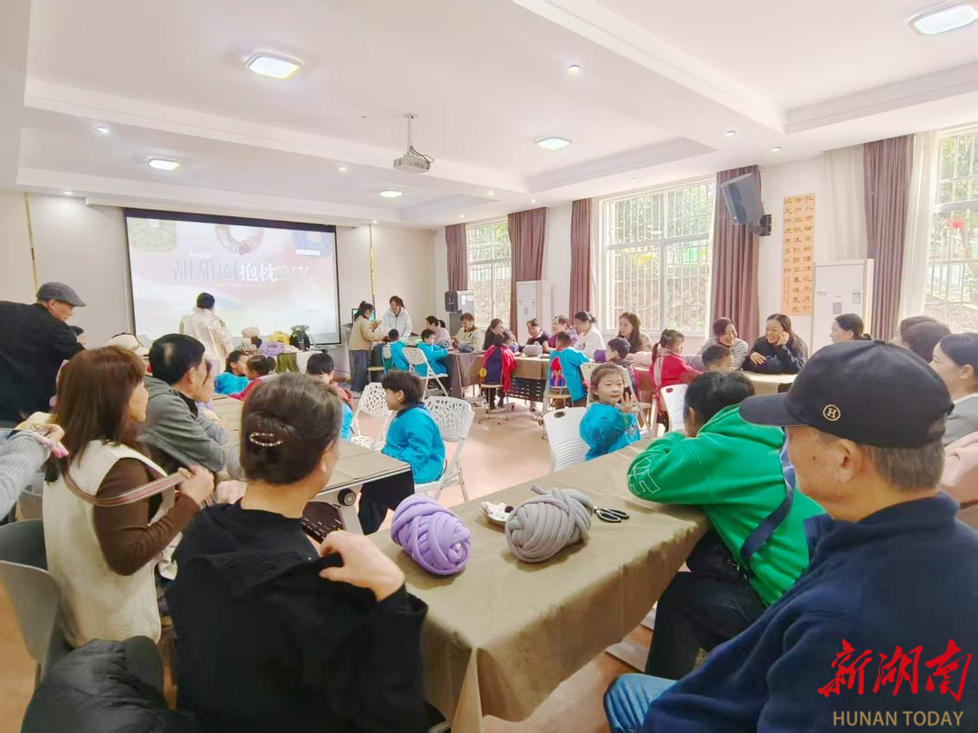 “银发”牵“童颜”，共绘治理同心圆