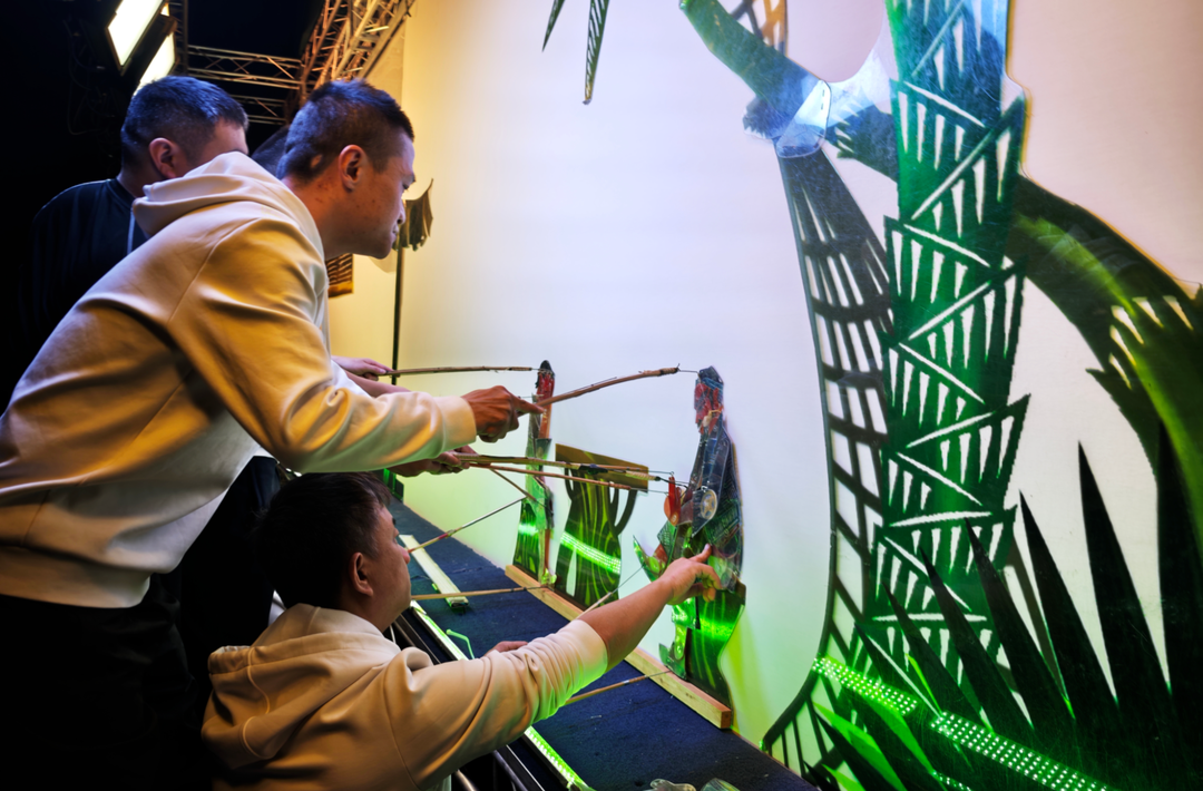 湖南皮影戲新疆上演 觀眾驚嘆像真的美人魚在游 