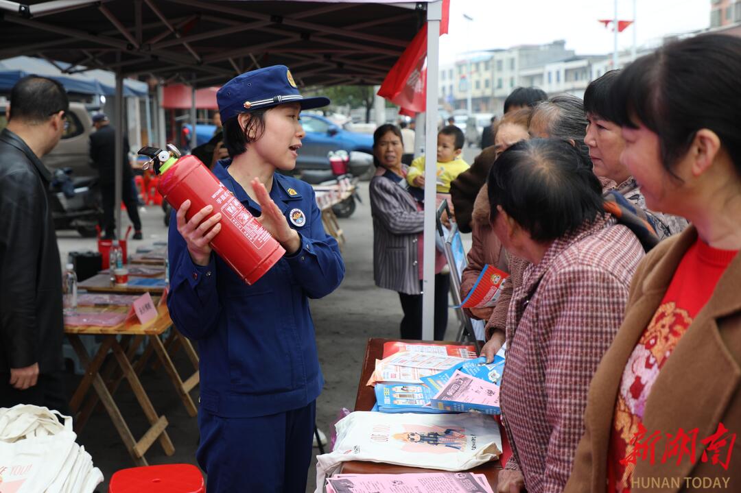 永兴县：“消防赶集”接地气 排插“以旧换新”护平安