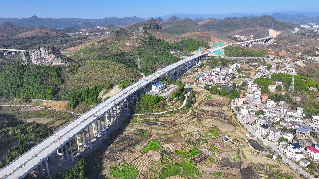 新田：桂新高速石甄源大桥全桥贯通 革命老区叩响“高速之门”