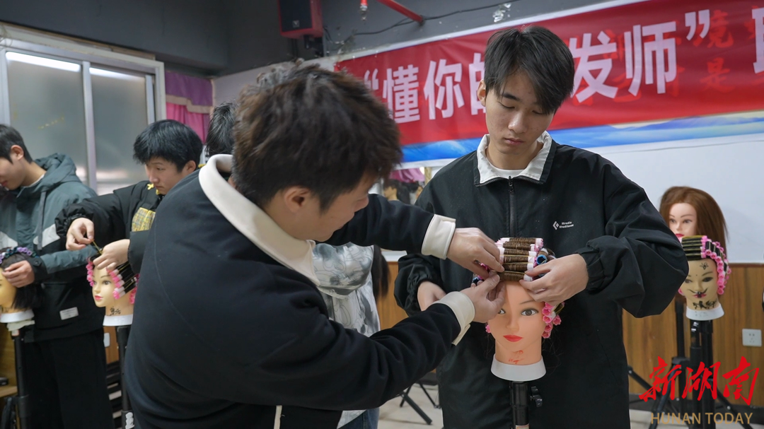 怀化市美容美发化妆品行业协会全力备战首届美业技能大赛