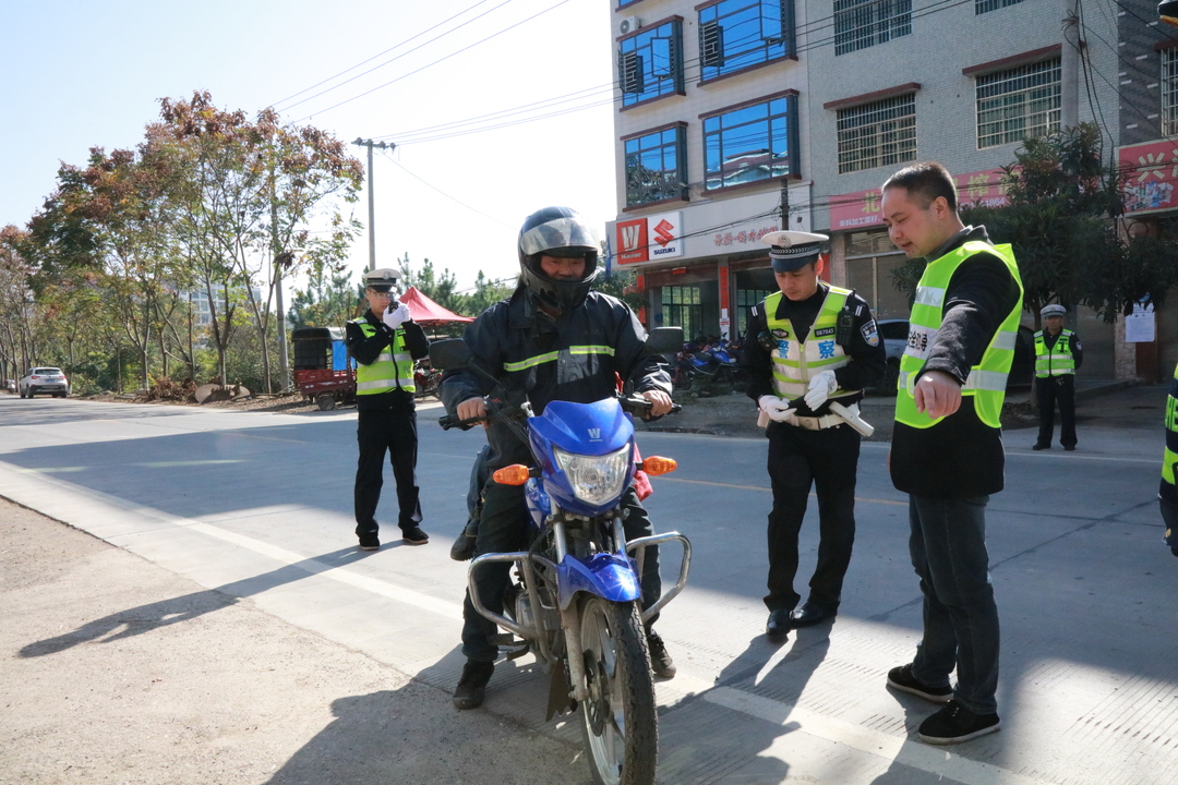 隆回交警加强农村道路交通安全管理工作