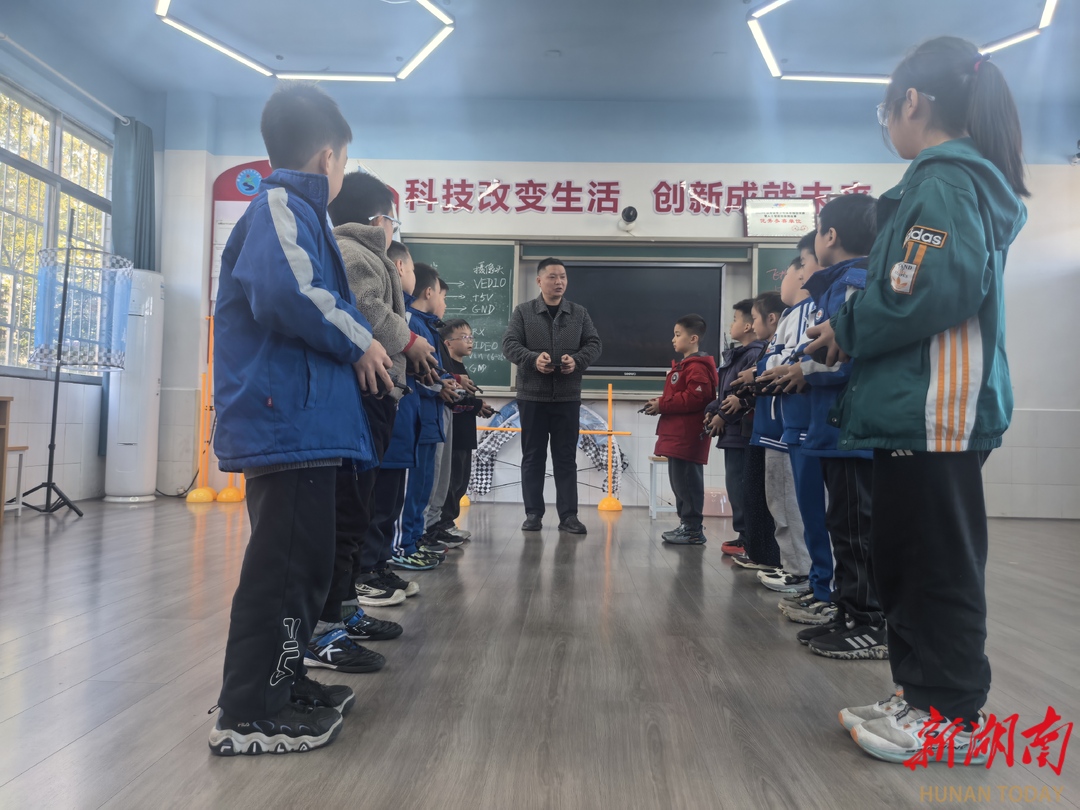 大山里开无人机课7年，乡村娃凭借无人机特长飞入理想高校