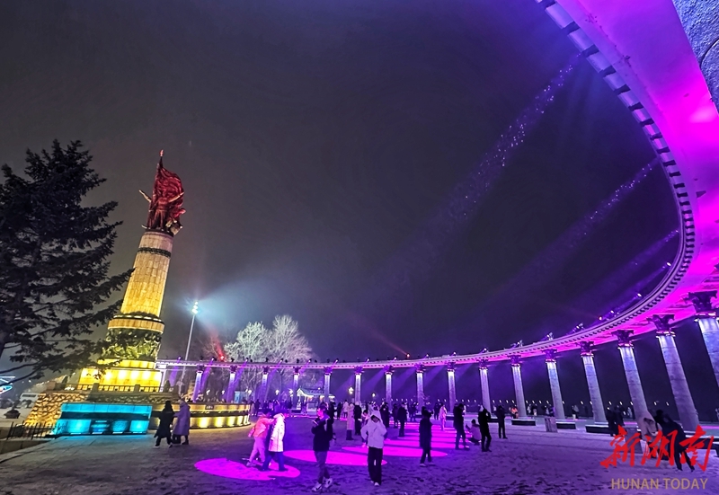 夜幕下的哈尔滨防洪纪念塔