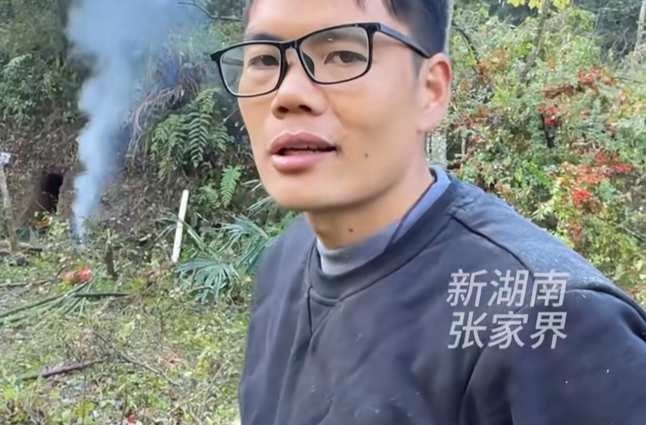 决赛圈的牵挂！建哥建弟隔溪相望，“望弟石”成了最暖风景线