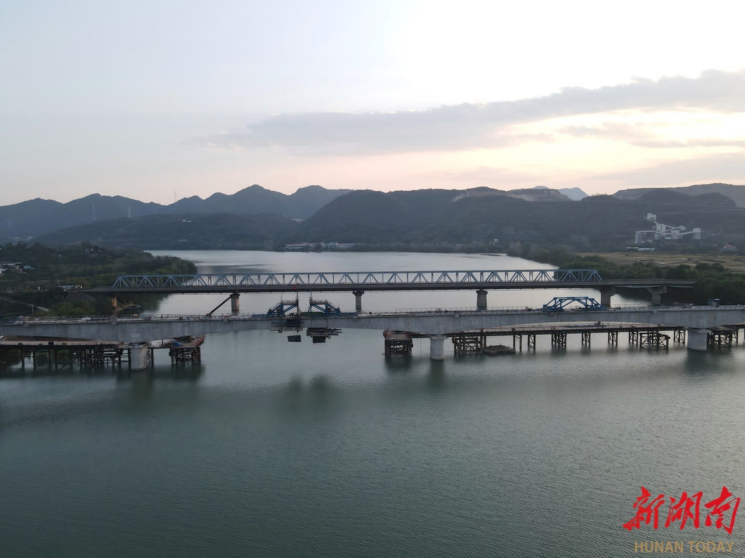 陕煤石门三期澧水特大桥连续梁提前33天合龙