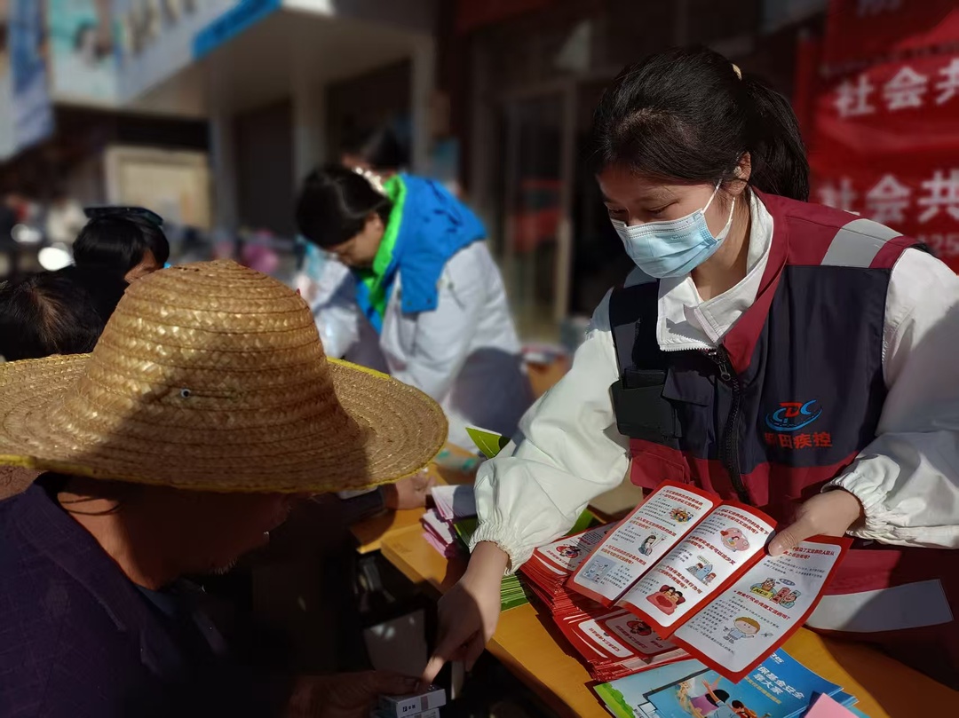 新田：开展“防艾宣讲进集市”活动 筑牢群众健康防线