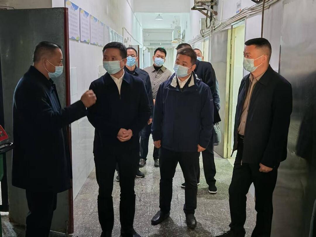 益阳市副市长罗讯一行深入南县桂花园学校，守护学生“舌尖上的安全”