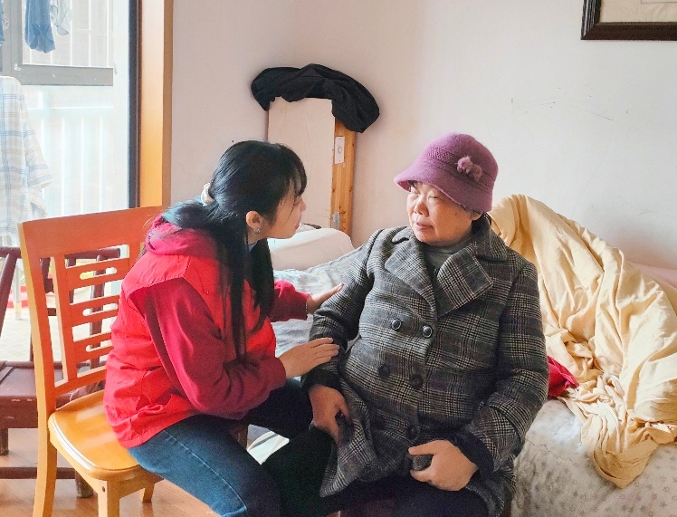 “全心办”帮办入户，志愿者成老人“贴心人”