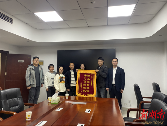 拖欠多年的工资终于到手，农民工组团送锦旗