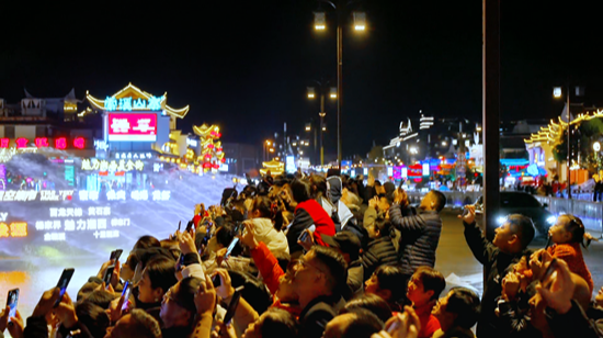 2000架无人机点亮夜空， “仙境张家界 夜游武陵源”展演震撼上演