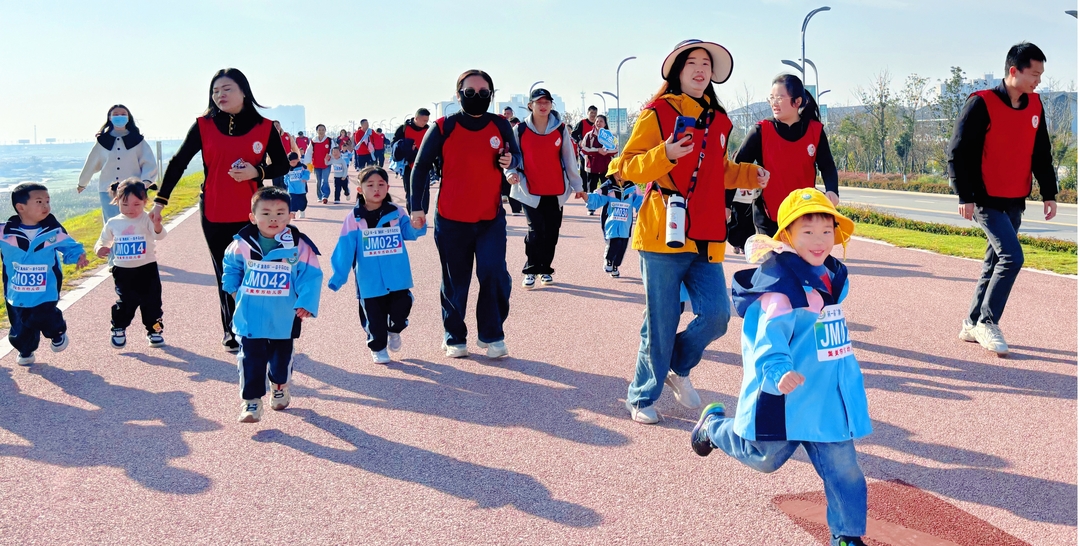 集美东方幼儿园第一届“集美杯”之亲子马拉松开幕