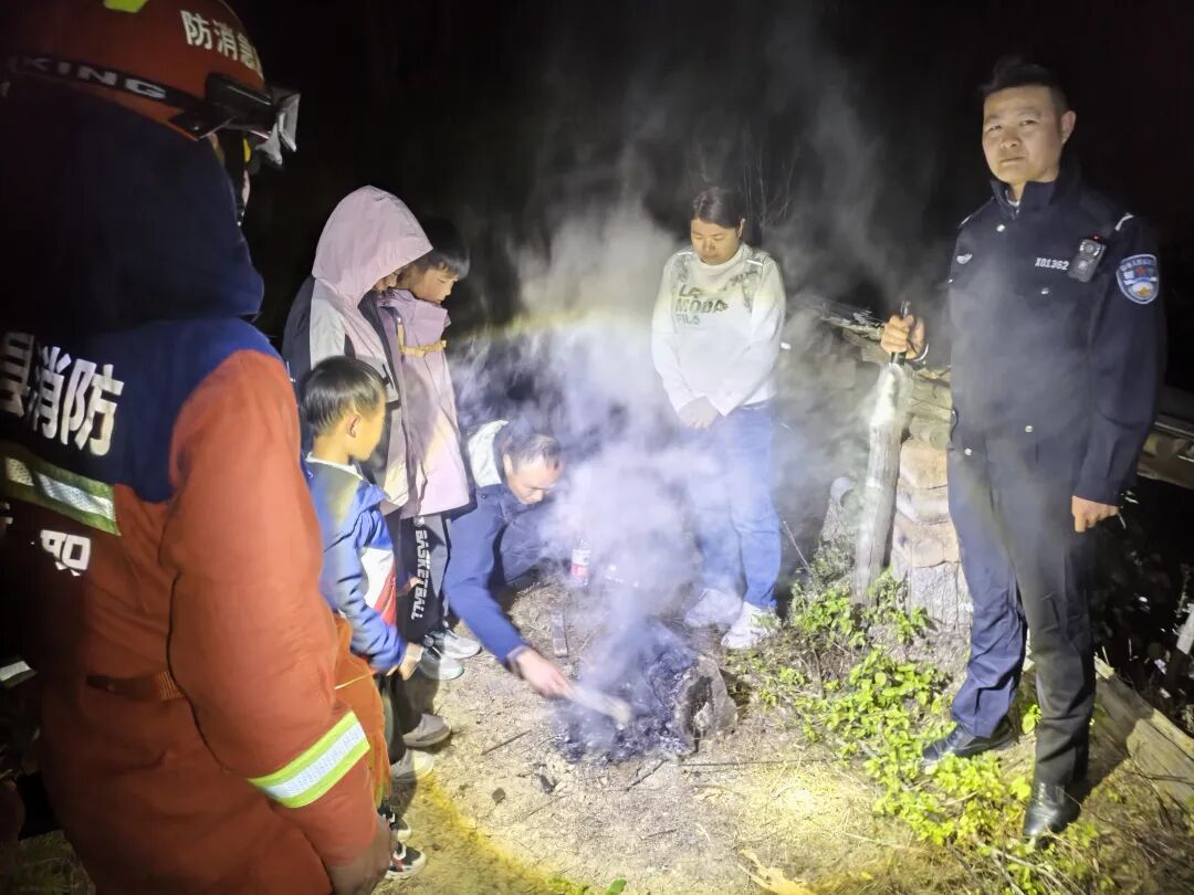 科技助力深夜救援——长沙县应急队员成功寻回“五名”登山迷路者