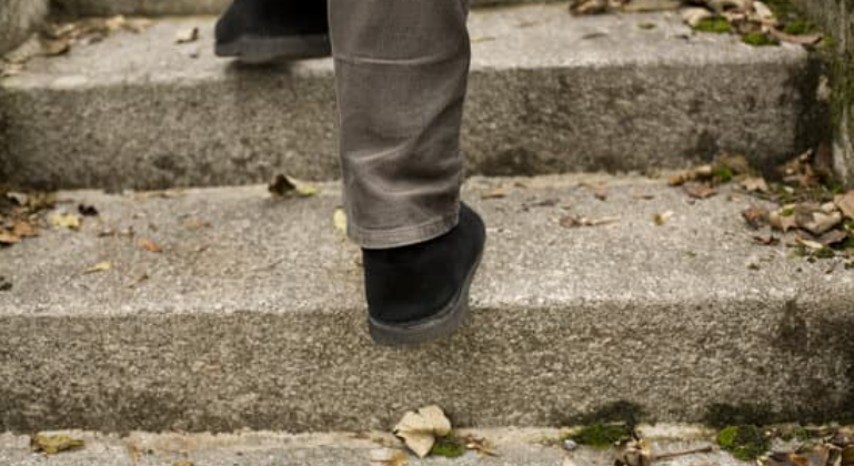 爬两层楼就喘，可能是慢阻肺信号