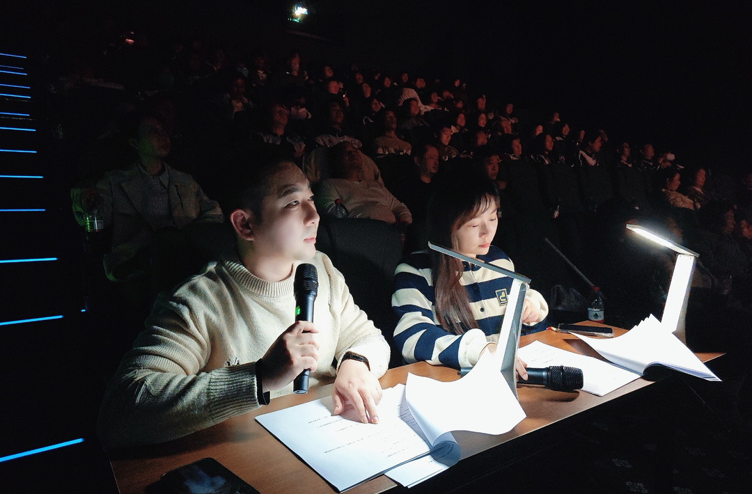 湖南近百名盲人进影院“看”《浪浪山小妖怪》：看不见画面？电影讲述人现场来补充