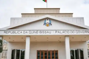 几内亚比绍过渡总统奥尔塔·南塔姆宣誓就职