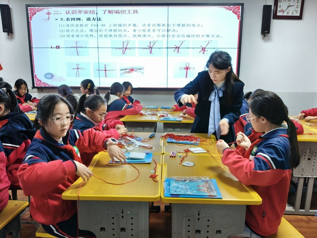 嘉禾县李琼名班主任工作室开展“送课送培”活动