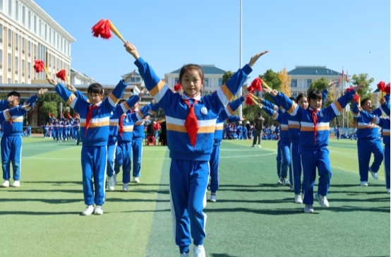 花灯绽童趣  龙舟展风采——麻阳苗族自治县第二锦江小学开展大课间比赛