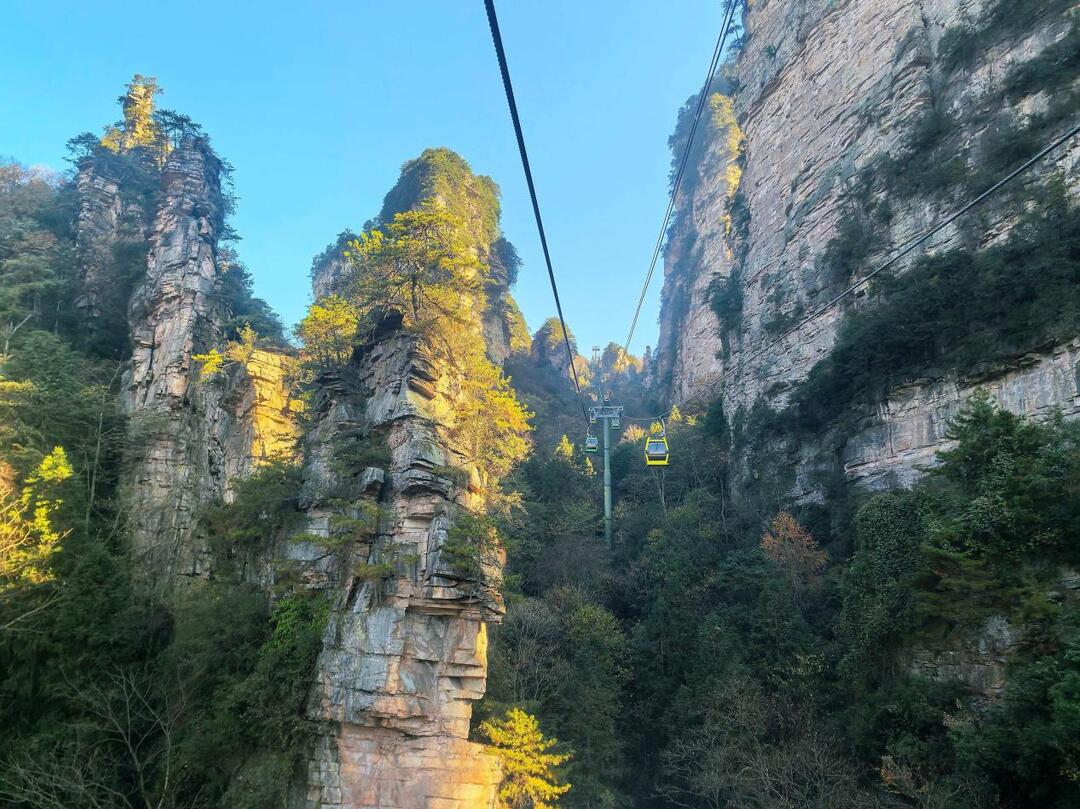 杨家界秘境登顶徒步圈：“雄奇险幽”引背包客竞逐
