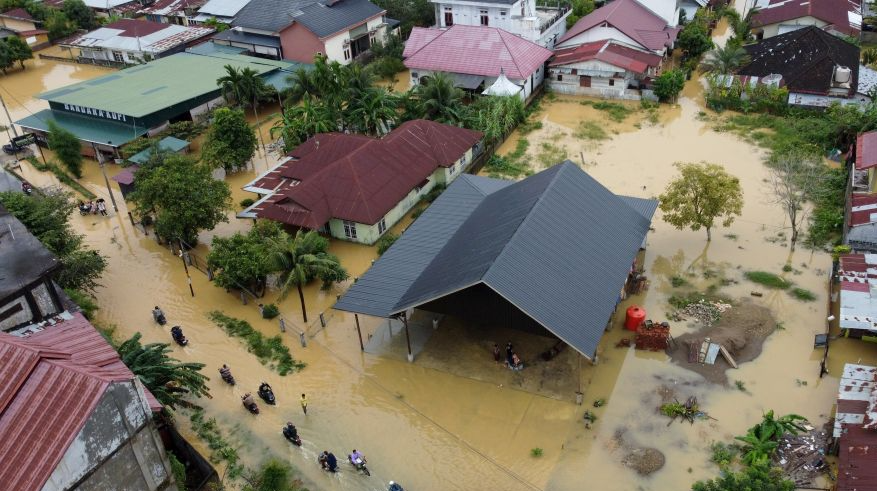 印尼苏门答腊岛遭遇洪灾和山体滑坡