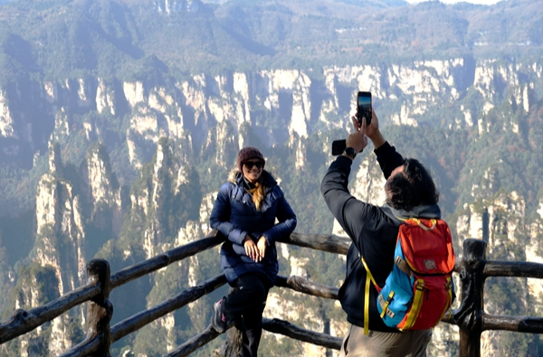张家界武陵源：暖冬晴好风光美 错峰游览人气旺