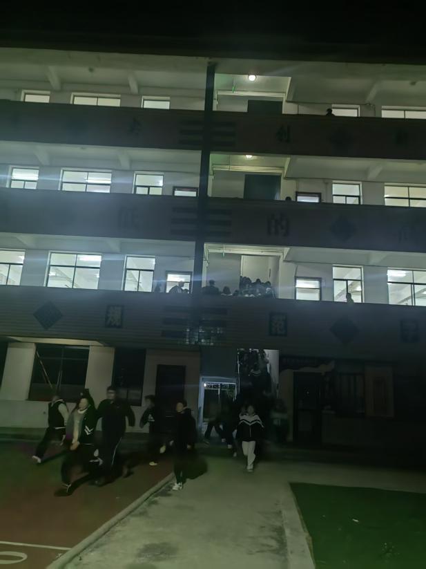 慈利县苗市镇中学：筑牢夜间安全防线 守护平安校园