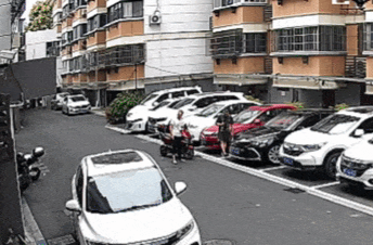 30斤行李箱竟“从天而降” 男子高空抛物被采取刑事强制措施