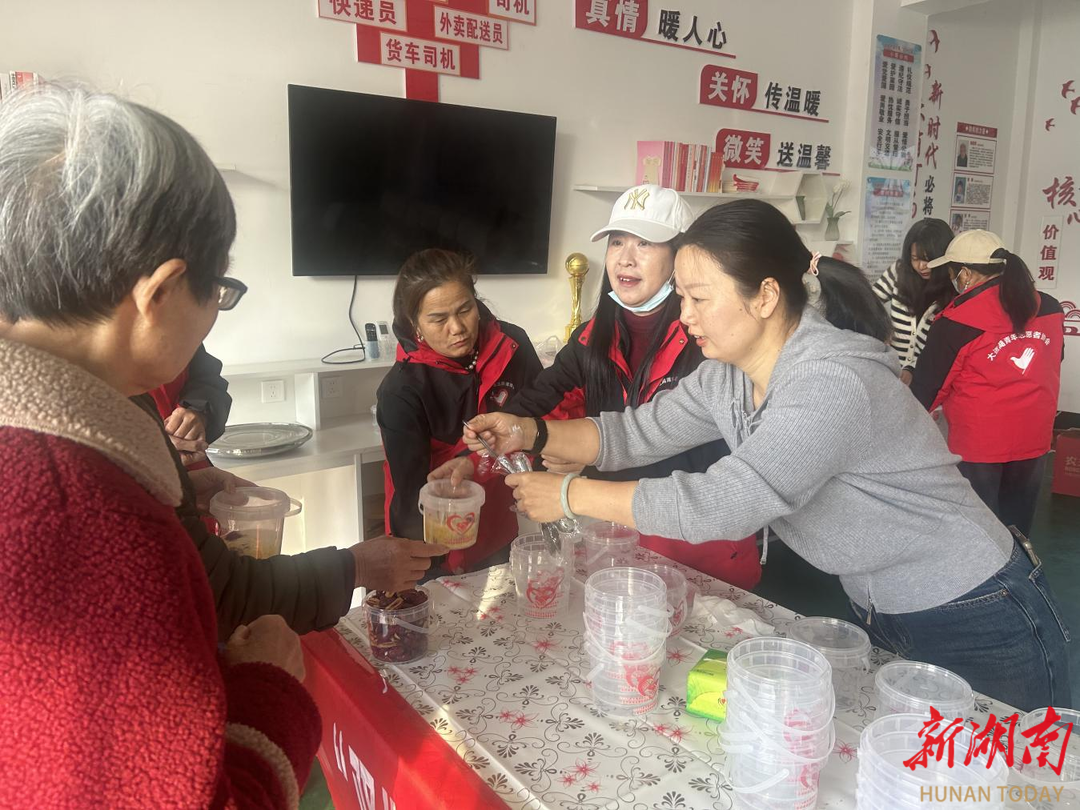 大通湖区：一碗热饮+一份倾听，把关爱送到“城市奔跑者”心坎上