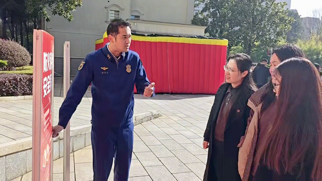 视频|“沉浸式”学习救生技能！娄底市开展消防安全培训