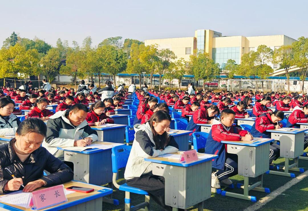 株洲市渌口区松西子小学百人书写大赛以“规范传承”育品格