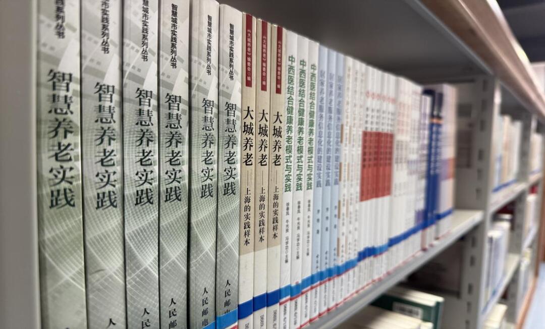 新书上架，“悦”读冬日——长沙民政职院图书馆新书上架，新书展同步开启