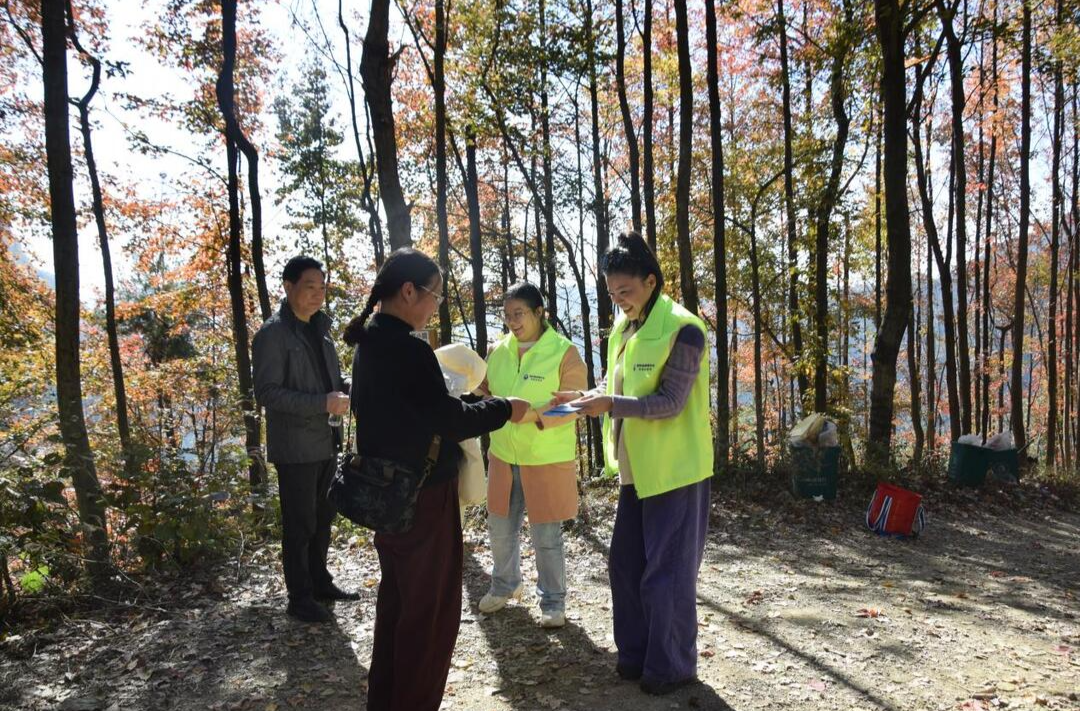 慈利：“枫”景里学理论 禁毒反诈护平安