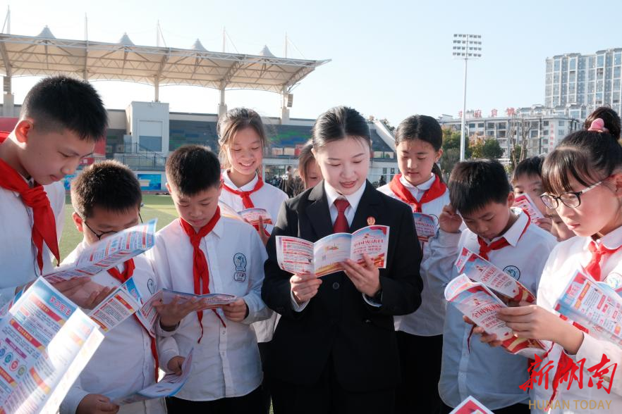 一抹法徽金，一片领巾红，绿茵场上话宪法